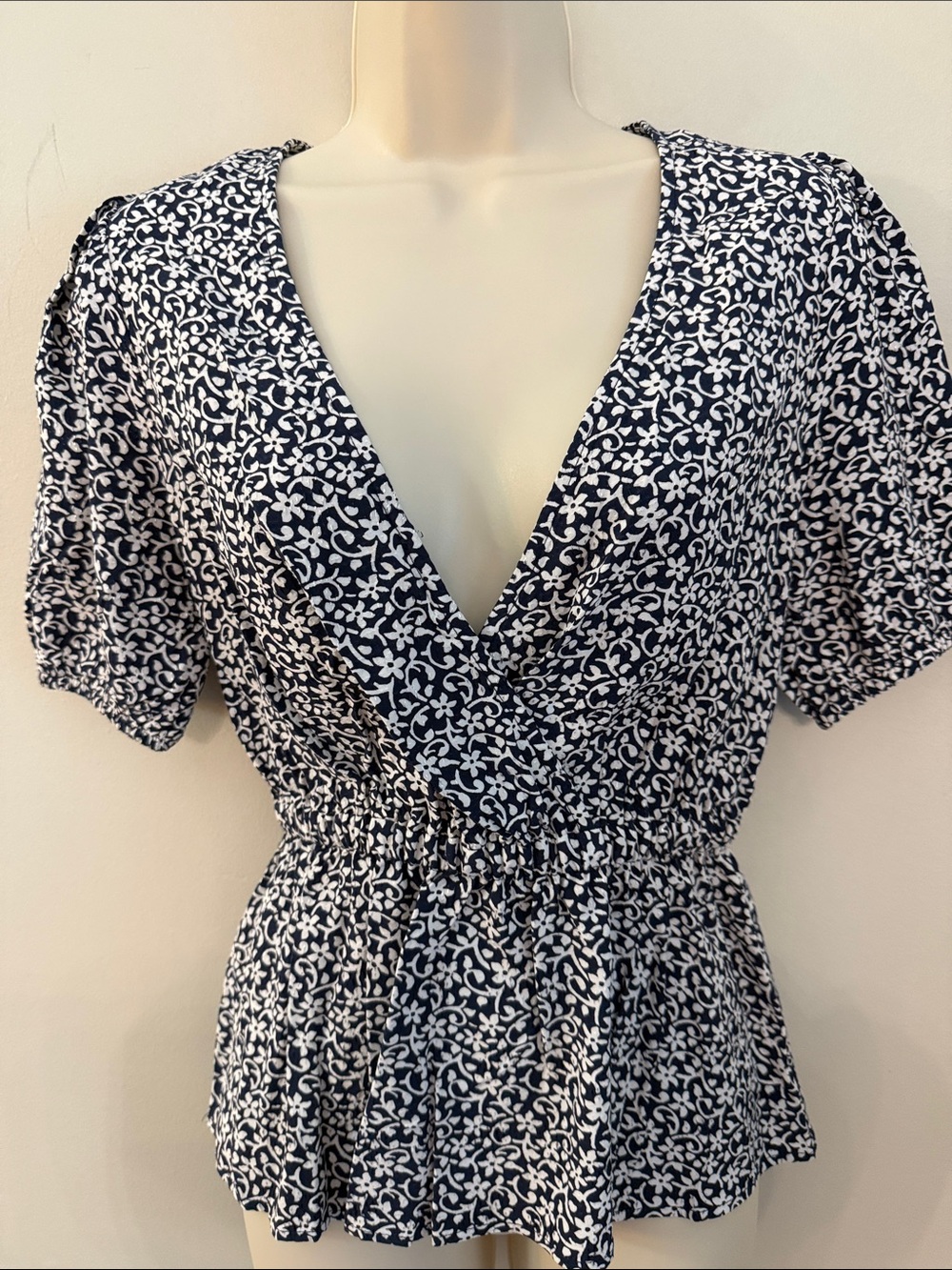 Boden Navy and White Floral Wrap-Style Peplum Top cinched waist & sleeves Size 2